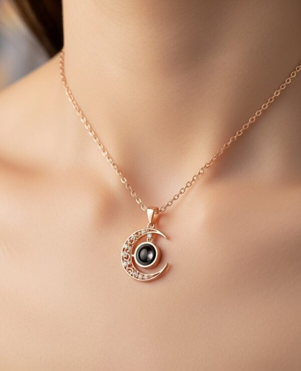 Modelo usando colgante de media luna, joya personalizada con foto