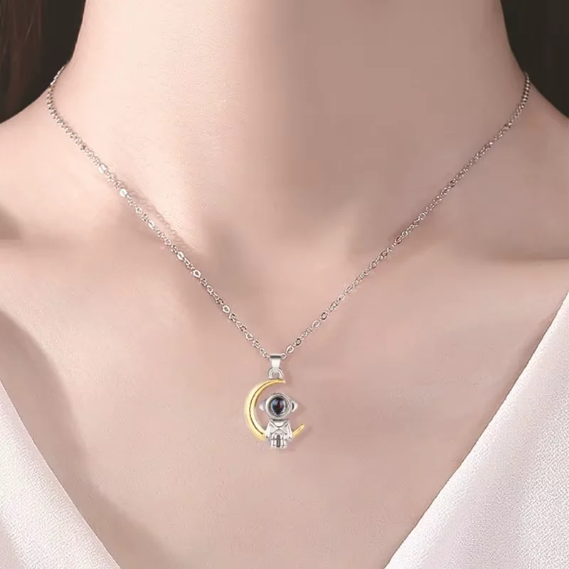 comprar-collar-con-proyeccion-de-foto-personalizada-luna-estrella-3