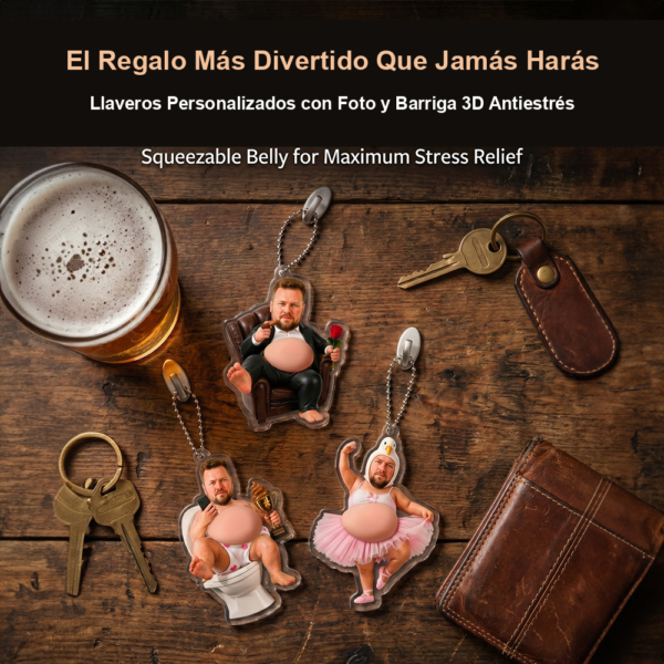 Llaveros personalizados con cara en mesa de madera con cerveza