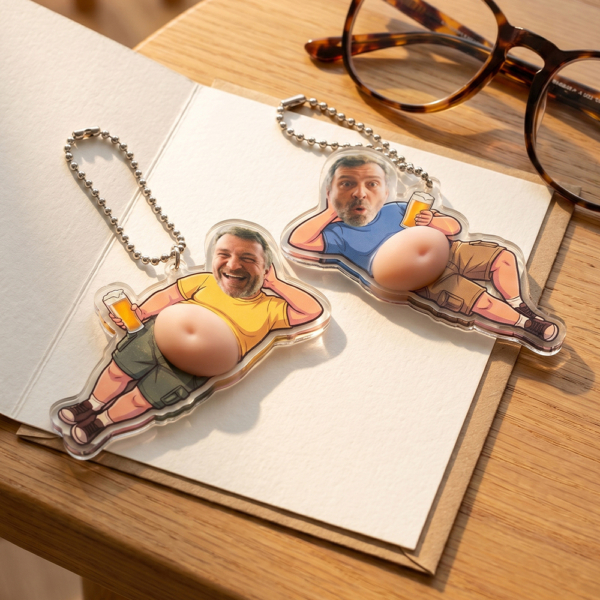 Llaveros personalizados cómicos sobre mesa