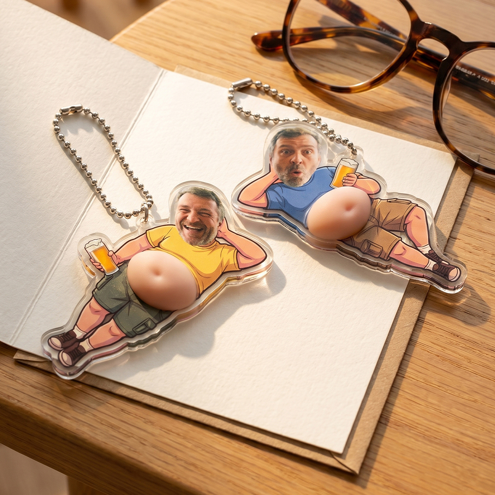 Llaveros personalizados cómicos sobre mesa