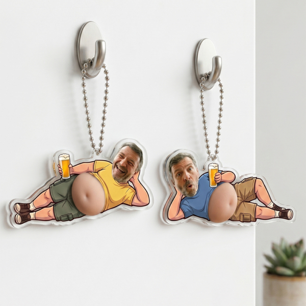Ambos modelos de llaveros personalizados con cerveza colgados