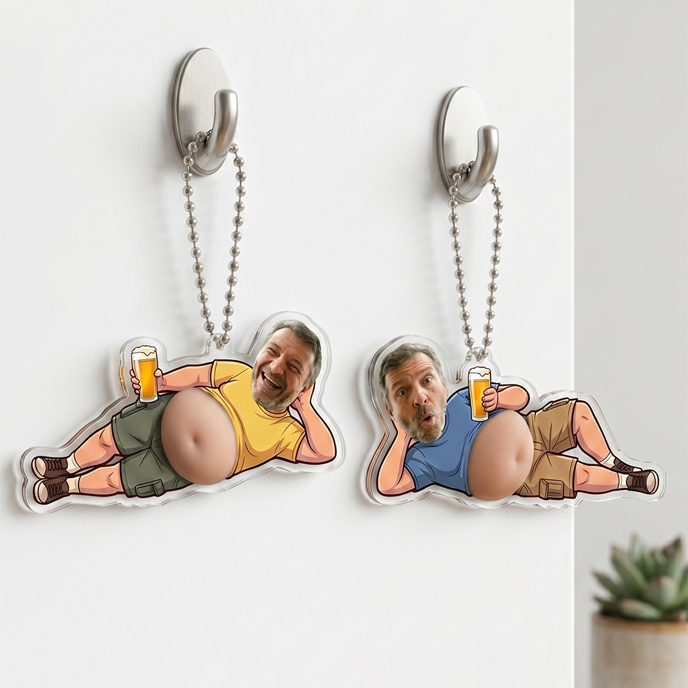 Ambos modelos de llaveros personalizados con cerveza colgados