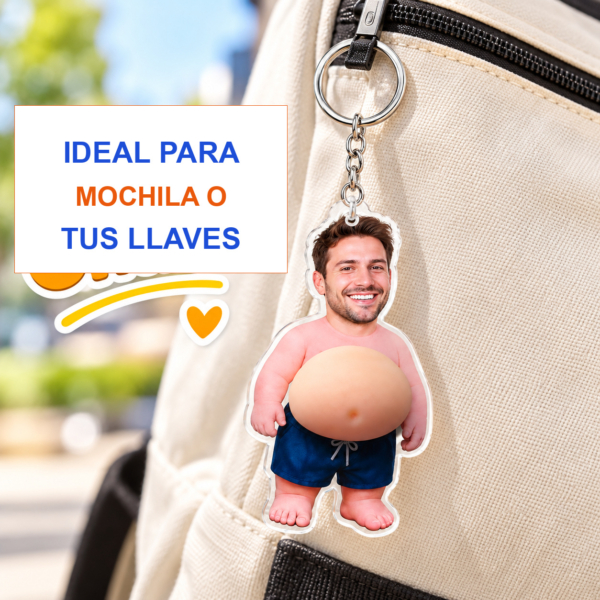 Llavero personalizado con barriga de playa colgado en mochila