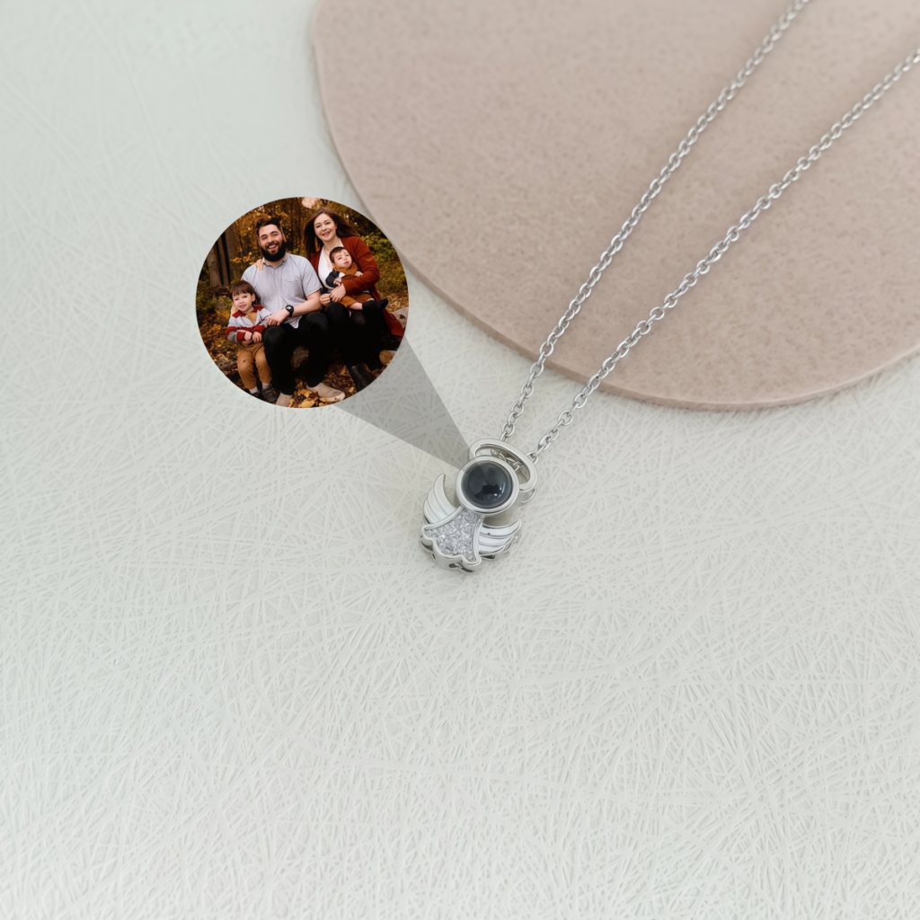 Collar con Alas de Ángel y Circonitas con Proyección de Foto Personalizada foto 2