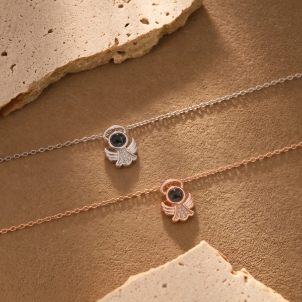 Collar con Alas de Ángel y Circonitas con Proyección de Foto Personalizada foto 3