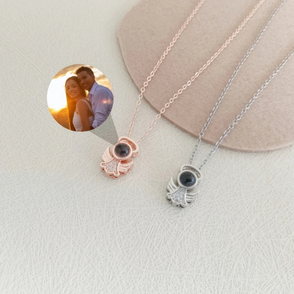 Collar con Alas de Ángel y Circonitas con Proyección de Foto Personalizada foto 4