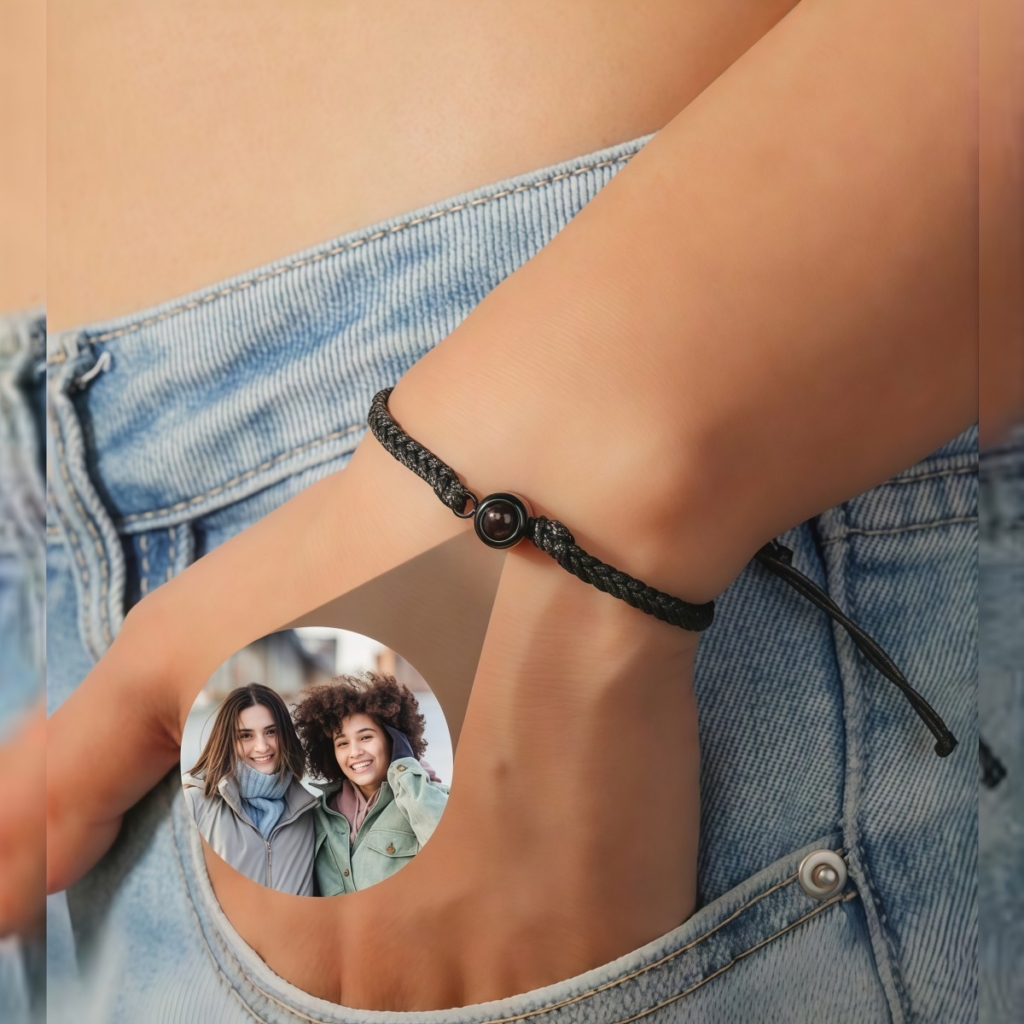 Pulsera cuerda trenzada negra con foto personalizada puesta en muñeca