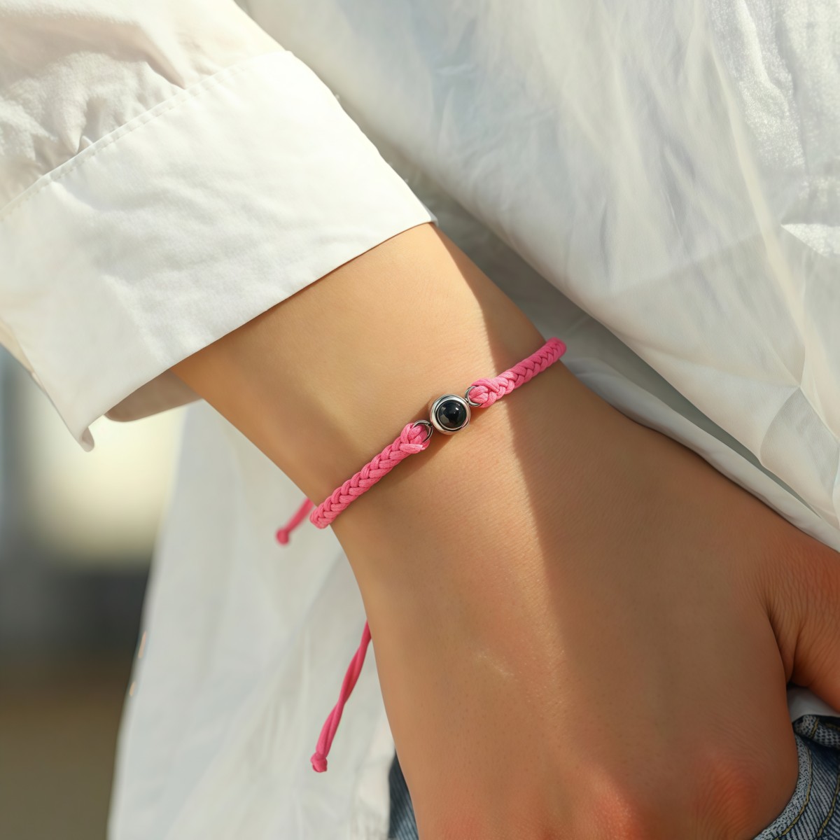 Pulsera cuerda trenzada rosa con charm de proyección