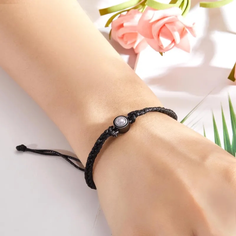 Mujer llevando pulsera de cuerda trenzada con recuerdo fotográfico
